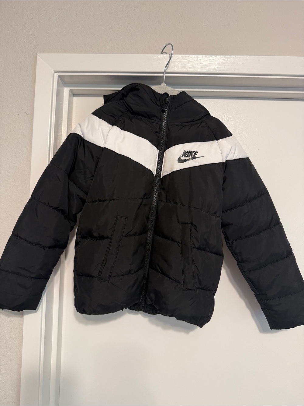 Nike - Kids Black hooded Puffer Jacket with White Chevron